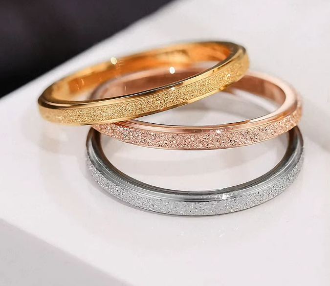 Glittrande Ring i Rostfritt Stål - Finns i 3 olika färger och 3 bredder