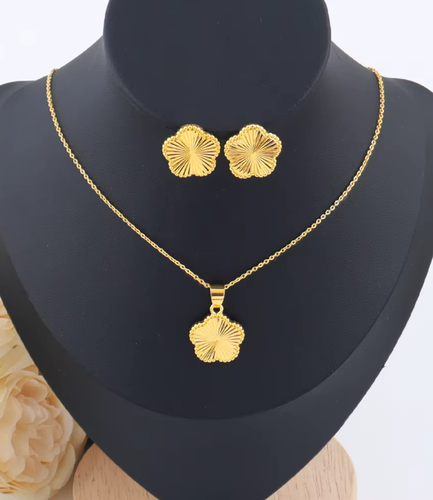 Smyckesset – Blomdesign i Guldplätering