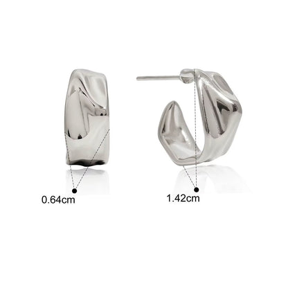 Vattentålig, C-formade Örhängen med Oregelbunden Struktur (Silver, 14K Guldpläterad Yta)