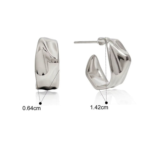 Vattentålig, C-formade Örhängen med Oregelbunden Struktur (Silver, 14K Guldpläterad Yta)