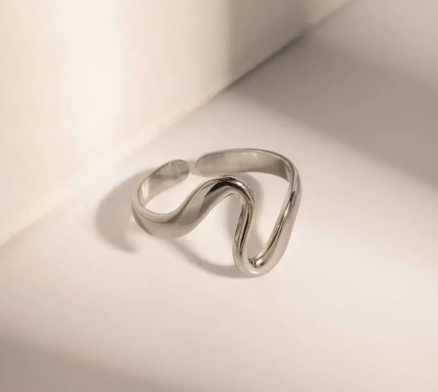 Vågformad Ring – Justerbar i Guld eller Silver