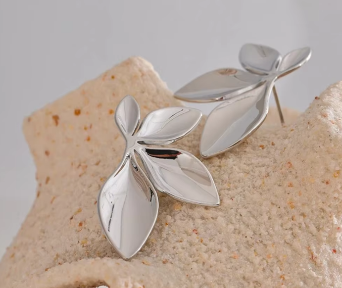 Blomma Örhängen - Rostfritt Stål i skimrande finish av guld eller silver och väldigt lätta att bära.