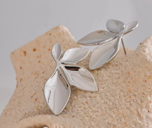 Blomma Örhängen - Rostfritt Stål i skimrande finish av guld eller silver och väldigt lätta att bära.