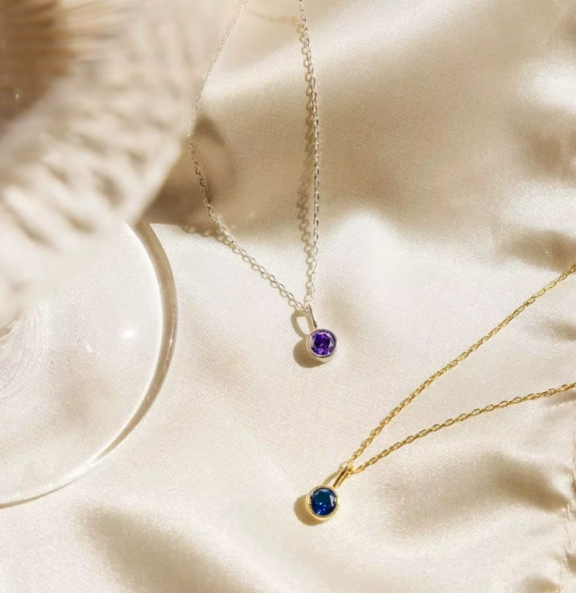 Elegant Halsband med Färgad Kristall – Guld- eller Silverfinish