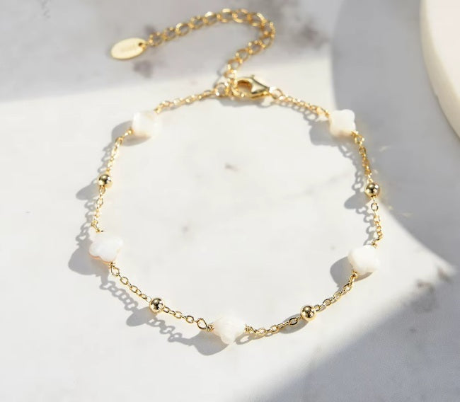 Four Leaf Clover Shell Pearl Bracelet – 14K Gold Plated 925 Silver i flera olika design