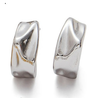 Vattentålig, C-formade Örhängen med Oregelbunden Struktur (Silver, 14K Guldpläterad Yta)