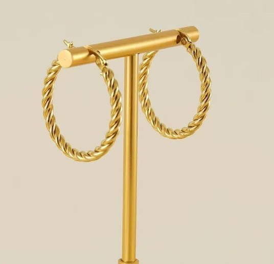 Twisted Hoop Earrings – 18K Guldpläterade - vattentåliga